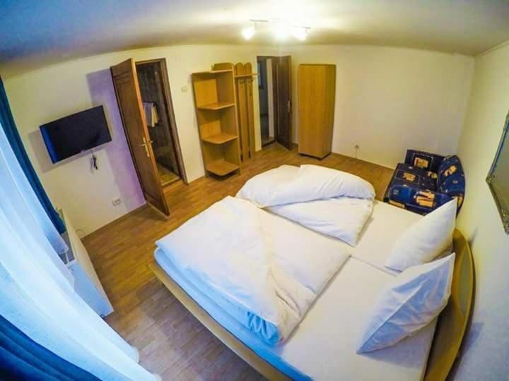 Casa Germana Hotel Lupeni  Esterno foto