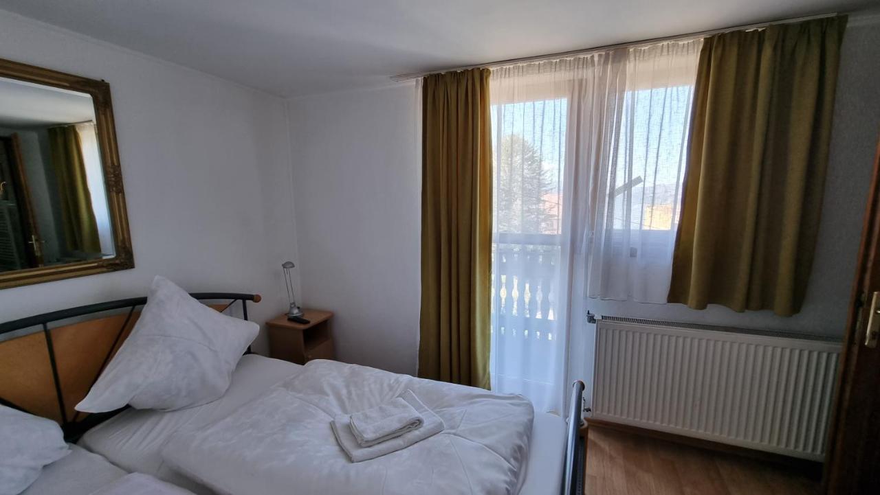 Casa Germana Hotel Lupeni  Esterno foto